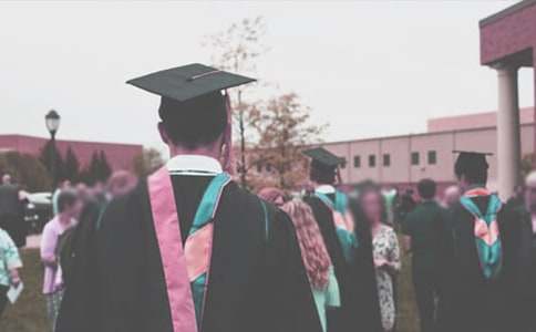 有关应届毕业生自荐信3篇