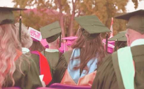 管理毕业生自荐信