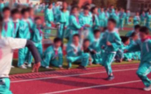 ��Сѧ�˶��ῪĻʽУ���´�